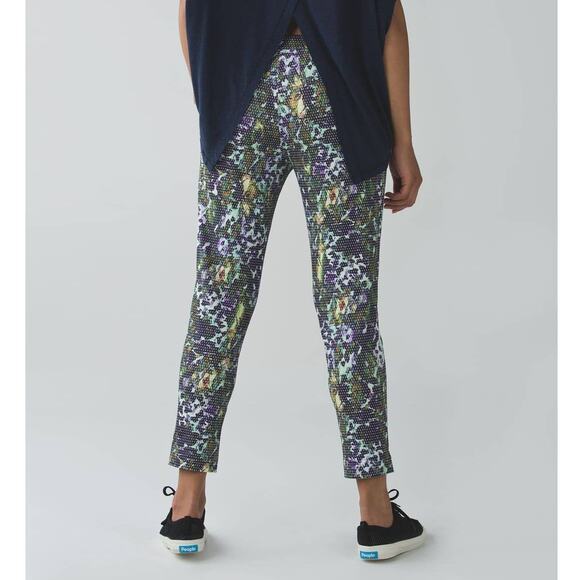 Lululemon Jet Crop Luxtreme Slim Floral Sport White Multi - Picture 2 of 9
